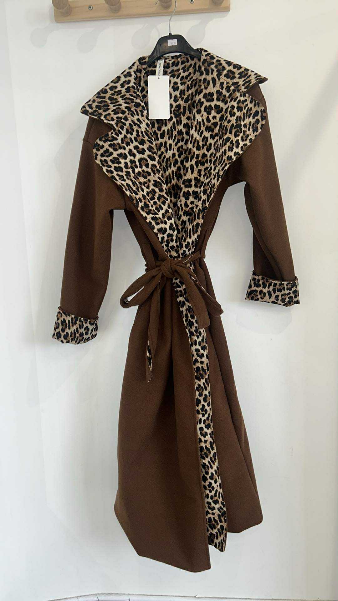 Manteau marron avec sa touche de léopard