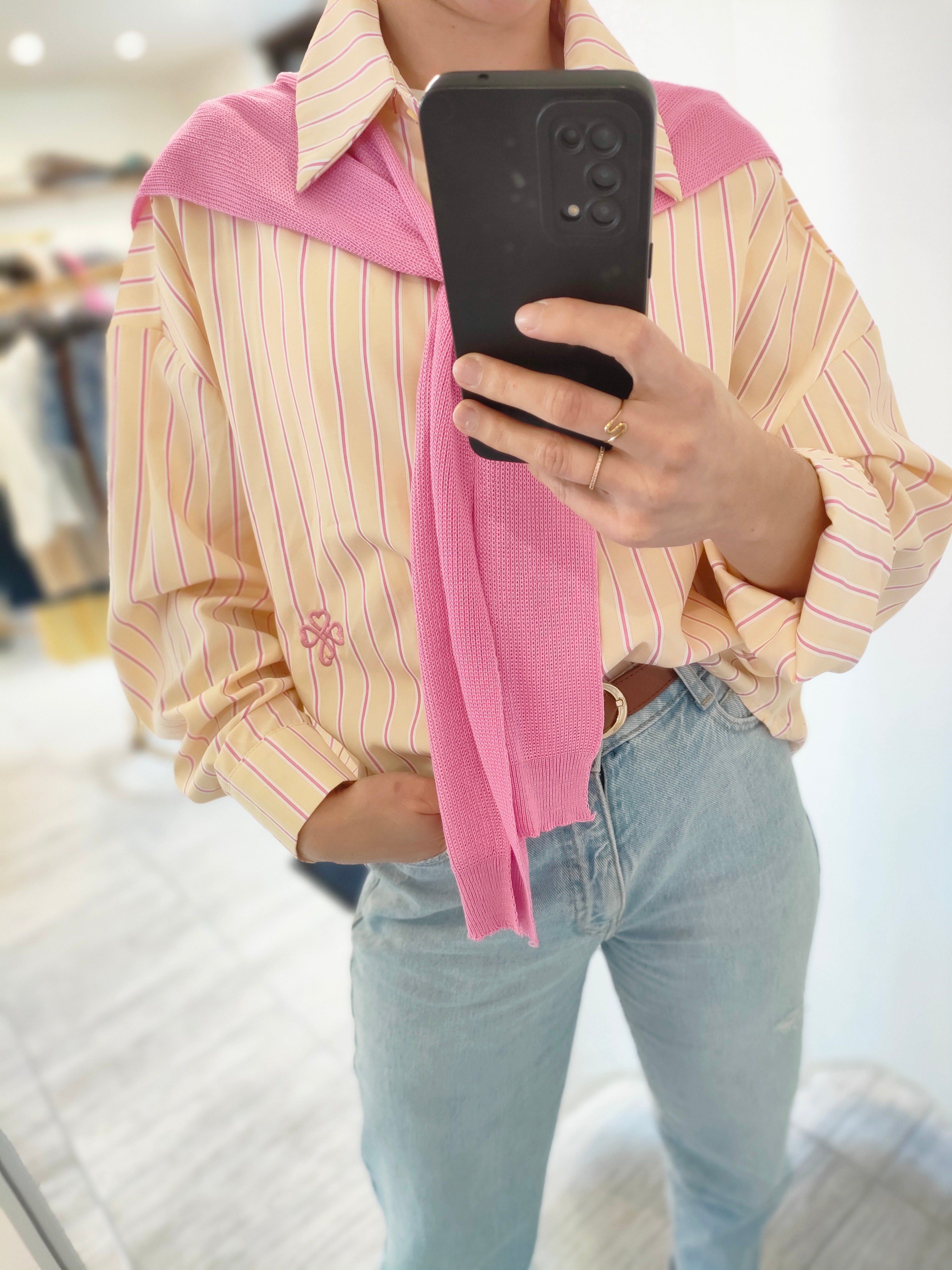 Chemise jaune rayure avec pull